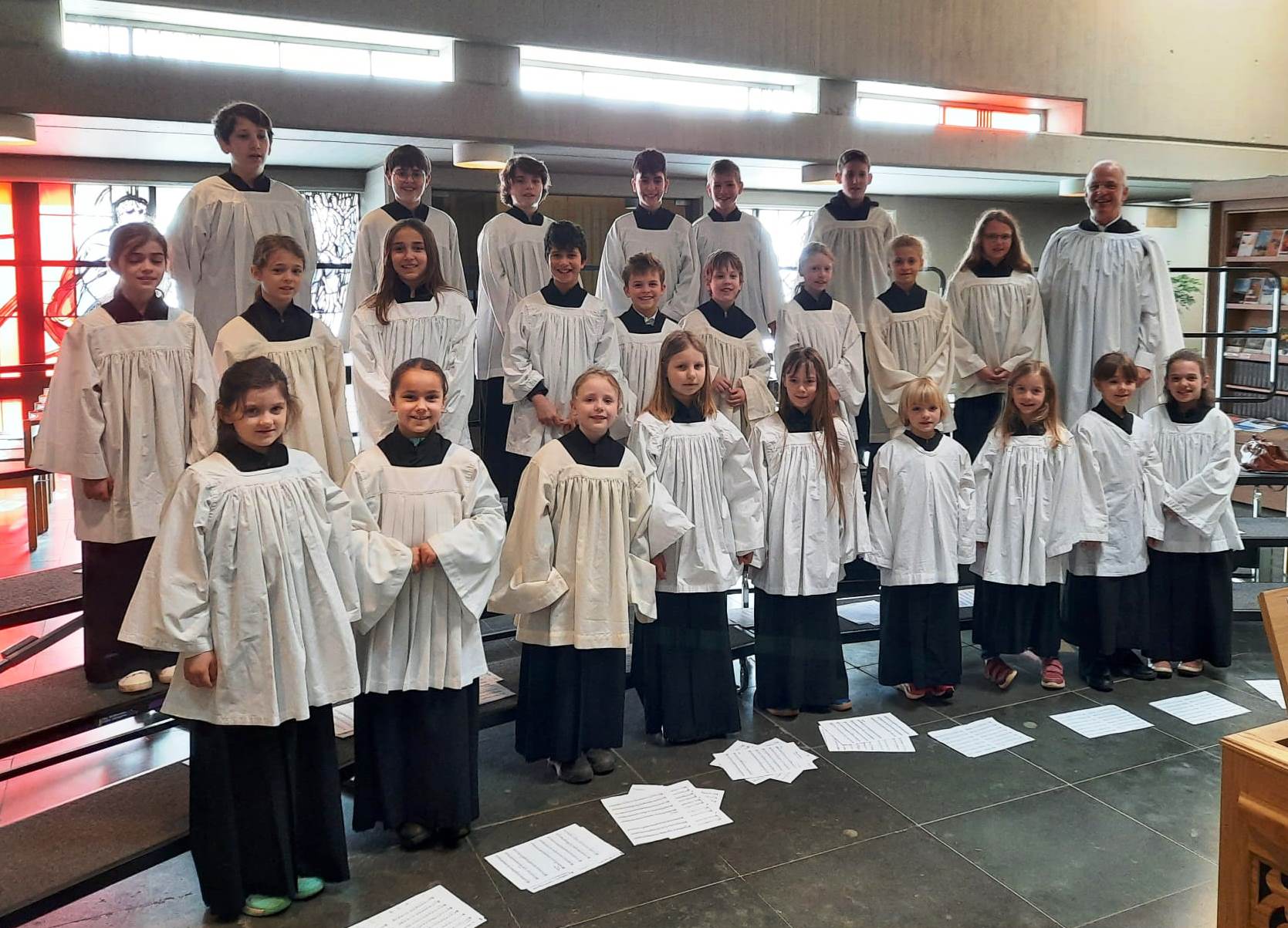 Der Kinder- und Jugendchor Heiligkreuz vor der Erstkommunionfeier am 14. April 2024 in der Pfarrkirche St. Michael, Trier-Mariahof