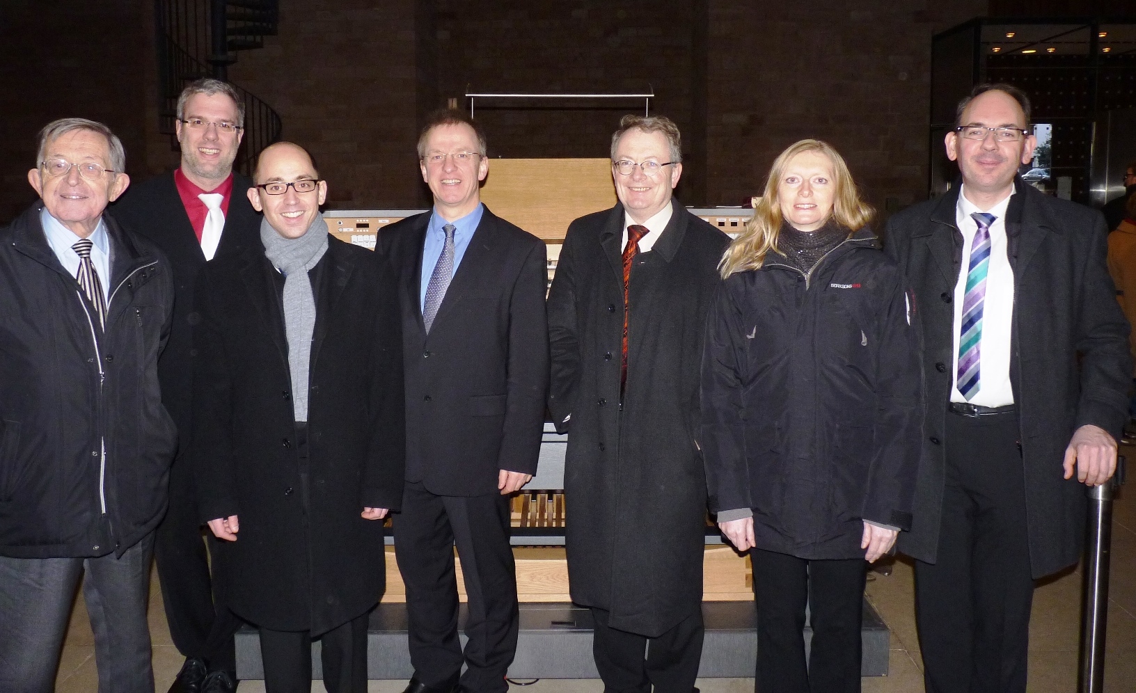 28.12.14: Die konzertierenden Organisten Triers vor dem Spieltisch der neuen Eule-Orgel in der Konstantin-Basilika