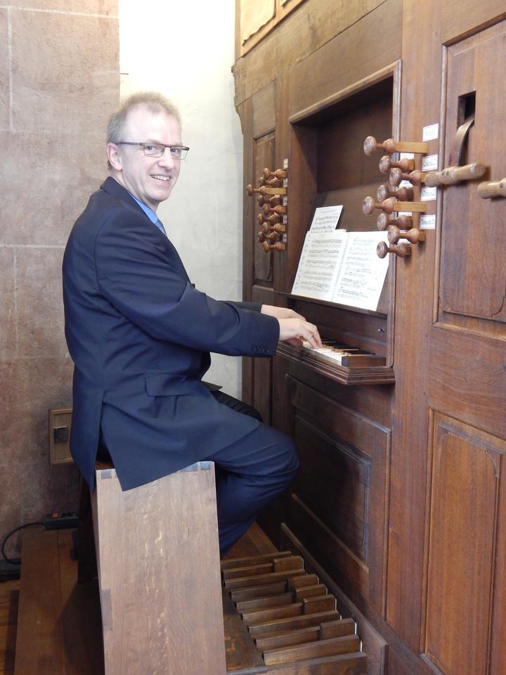 Burkhard Pütz an der historischen Stumm-Orgel in der Welschnonnenkirche Trier am 02.05.15